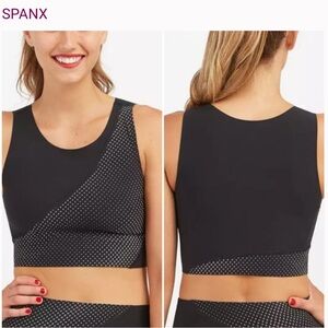 SPANX Every.Wear™ Reflective Crop Top
Color: Very Black/Silver
Bra Size: L